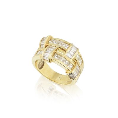 une bague sertie d'un diamant et de dix-huit pierres, signée Van Cleef