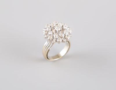 une bague en or blanc sertie de diamants en grappe