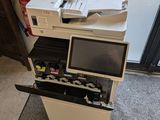une pile d'imprimantes et de scanners empilés les uns sur les autres