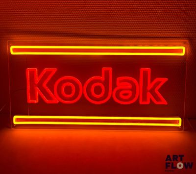 une enseigne au néon rouge portant l'inscription « Kodak »