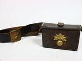 une petite boîte en bois munie d'une boucle métallique