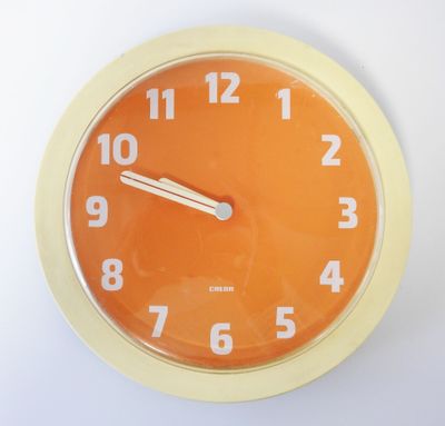 une horloge jaune avec des chiffres blancs sur fond blanc