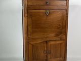 une image représentant une armoire en bois avec un tiroir en dessous