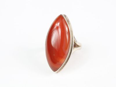 bague en argent massif sertie d'une pierre de cornaline