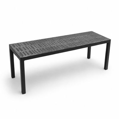 une image représentant un banc noir orné d'un motif