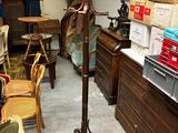 un porte-manteau dans une pièce où il y a beaucoup de meubles