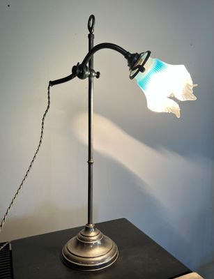 une lampe posée sur une table