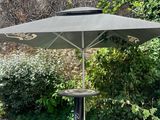 un parapluie posé sur une table devant un immeuble