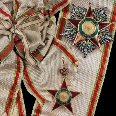 un gros plan sur un ruban orné d'une étoile et d'une médaille