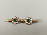 une paire de boucles d'oreilles en émeraude et perles