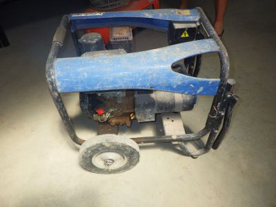 une petite machine bleue posée par terre