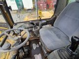 vue de l'intérieur d'un engin de chantier depuis le siège du conducteur