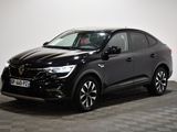 une voiture noire garée dans une pièce au sol en damier