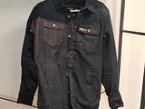 La veste est suspendue à un cintre dans un magasin de vêtements.