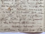 un vieux manuscrit portant des inscriptions, posé sur une table