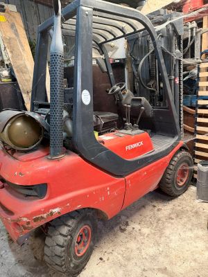 un chariot élévateur rouge garé dans un garage