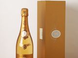 la bouteille de champagne est à côté de la boîte sur la table