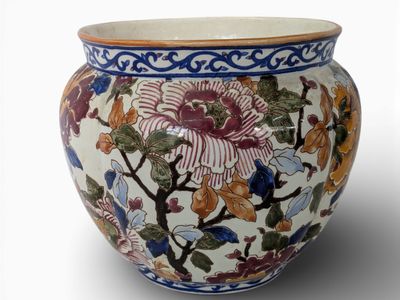 un vase avec un motif floral sur fond blanc