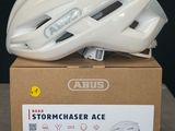 une image représentant un casque blanc posé sur une boîte en carton