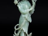 figurine chinoise en jade sculpté représentant une femme tenant une fleur