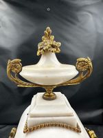 PENDULE BORNE en marbre blanc et bronze doré et ciselé à déc… (photo 4)