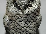 une boîte en forme de chouette, avec une grande tête et des ailes dessus