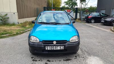 une voiture bleue garée sur le parking