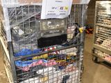 un chariot métallique sur lequel se trouvent tout un tas d'objets