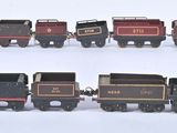 tout un tas de petits trains miniatures alignés sur la table