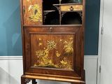 une vieille armoire en bois ornée d'un motif floral sur la façade
