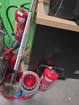 une photo montrant une pile de produits d'entretien dans une pièce