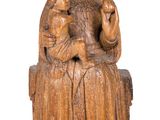 statue en bois représentant une femme tenant un bébé et un chat dans ses bras