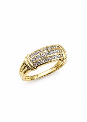 une bague en or jaune avec des diamants sur fond blanc