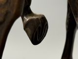 une statue représentant un cheval debout à côté d'un autre cheval