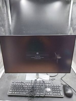 un ordinateur avec un clavier et une souris posé sur le bureau
