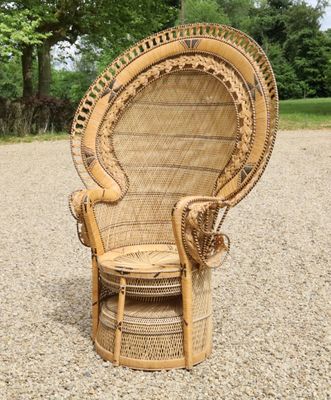 une chaise en osier posée sur le gravier