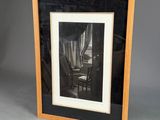 une vieille photo d'une chaise dans une pièce avec une fenêtre