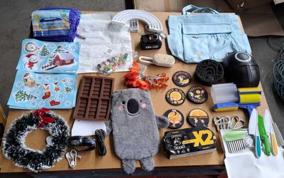 une table sur laquelle se trouvent divers objets, dont une peluche