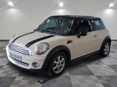 une photo d'une Mini Cooper blanche garée dans un garage