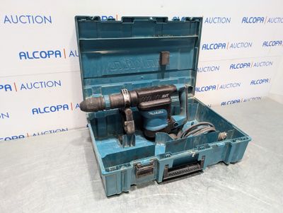 une boîte à outils bleue sur laquelle est posée une perceuse