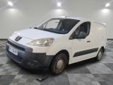 la camionnette blanche est garée sur un sol en damier dans le garage