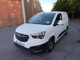 la camionnette blanche est garée sur le côté de la route
