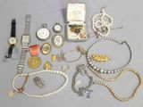 beaucoup de bijoux posés sur la table