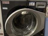 une machine à laver et un sèche-linge dans des sanitaires publics