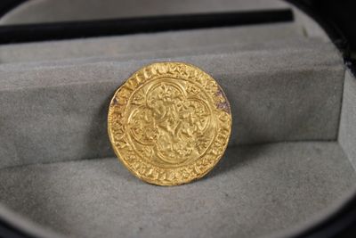 une image représentant une pièce d'or posée à l'intérieur d'une boîte