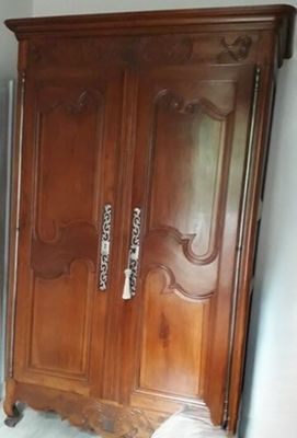une armoire en bois dans le coin d'une pièce