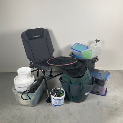 une chaise posée à côté d'un seau et d'une chaise