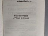 un livre ouvert, sur lequel figurent des caractères noirs, posé sur une table