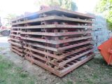 un tas de bois posé par terre à côté d'un camion-benne
