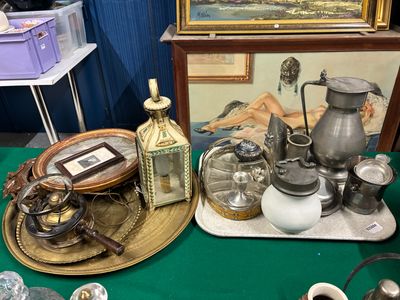 une table sur laquelle sont posés de nombreux objets anciens
